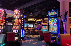 Dealer profesional di studio live kasino dengan peralatan standar internasional